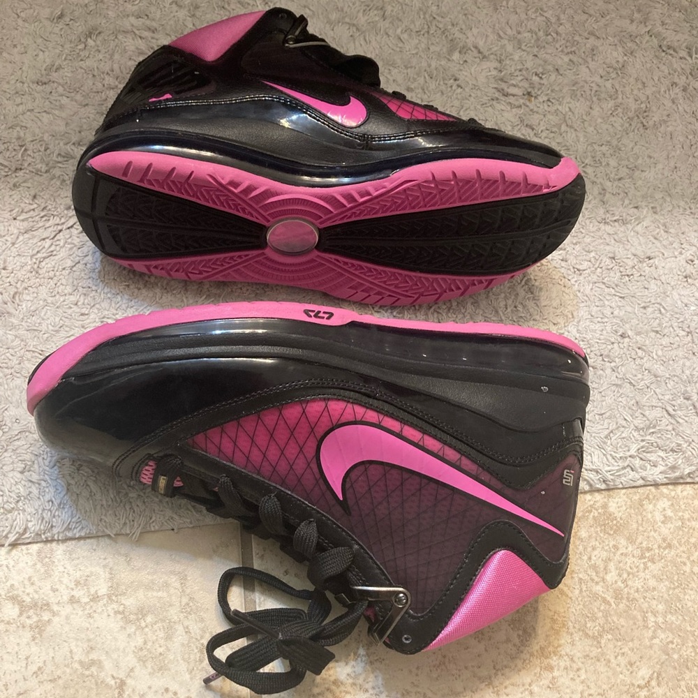 Nike CLASSIC LeBron James Breast Cancer Sneakers - 8/12/2009 🏀 - Picture 1 of 16